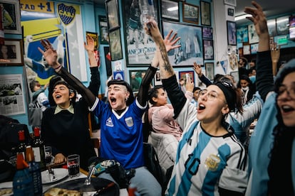 Hinchas argentinos observan el partido desde un bar en Buenos Aires. 