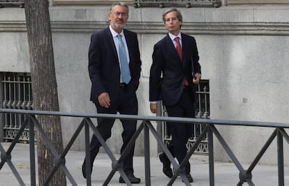 Ignacio Pérez Caballero (i), director de Red de Banca Comercial de BBVA, a su llegada a la Audiencia Nacional.