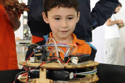 Un niño, en una feria de robótica en México.