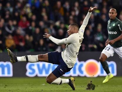 Mbappé remata de forma acrobática contra el Saint-Etienne, el pasado fin de semana.