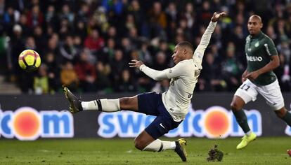Mbappé remata de forma acrobática contra el Saint-Etienne, el pasado fin de semana.