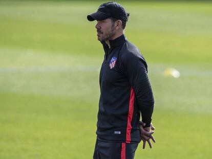 Diego Simeone durante el entrenamiento del Atlético. 