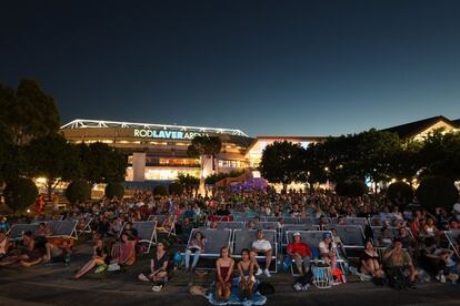 Espectadores siguen en el jardín del parque de Melbourne la final del Open de Australia entre Roger Federer y Marin Cilic , el 28 de enero de 2018.