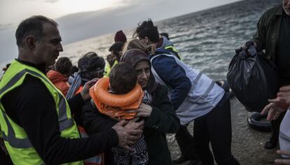 Un grupo de voluntarios asiste el pasado viernes a los migrantes que llegan a la isla de Lesbos, Grecia.
