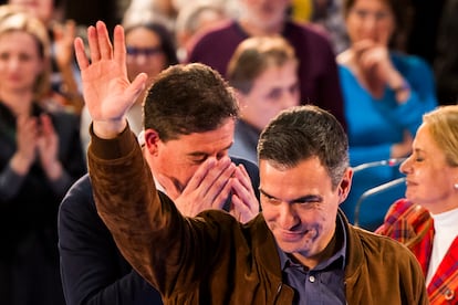 El presidente del Gobierno, Pedro Sánchez, junto al candidato a la Xunta de Galicia, José Ramón Gómez Besteiro, en el pabellón polideportivo de Fontiñas en Santiago de Compostela, el pasado 16 de febrero.