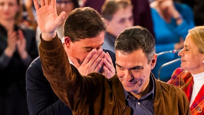 El presidente del Gobierno, Pedro Sánchez, junto al candidato a la Xunta de Galicia, José Ramón Gómez Besteiro, en el pabellón polideportivo de Fontiñas en Santiago de Compostela, el pasado 16 de febrero.