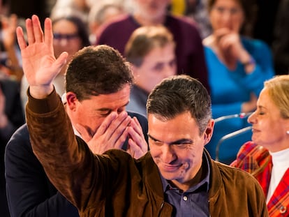 Pedro Sánchez y José Ramón Gómez Besteiro, en el cierre de campaña del viernes en Santiago de Compostela.