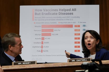 La senadora Maria Cantwell interroga a Robert F. Kennedy Jr. en una audiencia del Comité de Finanzas del Senado sobre la agenda sanitaria del presidente Trump para 2026, en Washington, el 4 de septiembre.