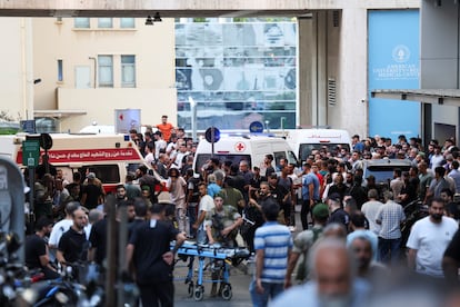 Ambulancias llegan con heridos a un centro médico de Beirut, este martes tras la explosión.