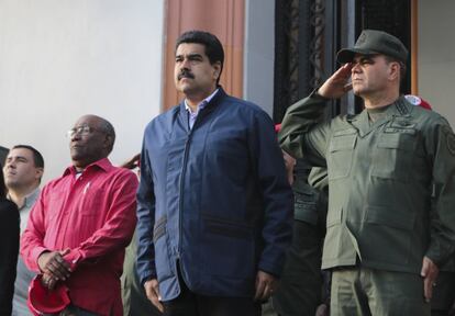 Nícolás Maduro en el centro y, a su izquierda Vladimir Padrino, ministro de Defensa.