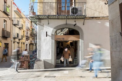 Cuenta Jordi Morera que, gracias a un registro sobre un pago de impuestos encontrado en el archivo comarcal del Garraf, se sabe que <a href="http://www.jordimorerabaker.com/lespiga-dor/" rel="nofollow" target="_blank">L’Espiga d’Or, con tiendas en Vilanova i la Geltrú y Andorra</a>, fue fundada en 1888 por su tatarabuela Genoveva, "en las estrechas callejuelas del casco antiguo de Vilanova i la Geltrú". Morera invoca a la tradición familiar para proponer una panadería asentada sobre los cimientos del oficio más ancestral pero "moderna y abierta a nuevas harinas y panes del mundo". Participa en 'masterclass' en distintos países, ha escrito libros y en 2017 fue elegido Panadero del Año por la Unión Internacional de Panaderos y Pasteleros.