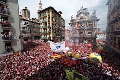 Miles de visitantes y pamplonenes celebran el chupinazo en la Plaza Consistorial de Pamplona.