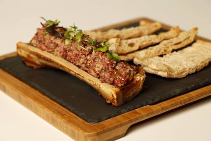 Steak Tartar sobre tuétano del restaurante LaVaca en Madrid.