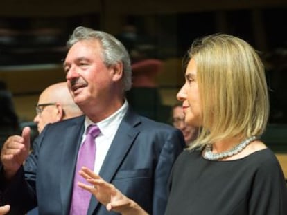 La alta representante para la Pol&iacute;tica Exterior Europa, Federica Mogherini, conversa con otros dos ministros en Luxemburgo.