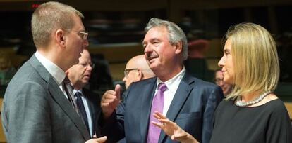 La alta representante para la Política Exterior Europa, Federica Mogherini, conversa con otros dos ministros en Luxemburgo.