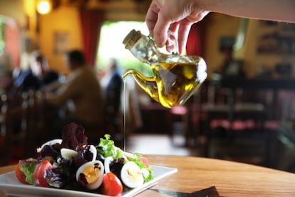 Una aceitera con oliva virgen extra.