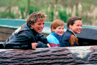 Lady Di en una espontánea imagen junto a sus hijos Enrique y Guillermo, durante una visita al parque de atracciones 'Thorpe Park' de Londres en 1990.