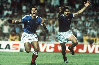 Alain Giresse y Didier Six celebran el tercer gol de Francia ante Alemania en la pr&oacute;rroga de la semifinales del Mundial de Espa&ntilde;a 1982 en Sevilla.