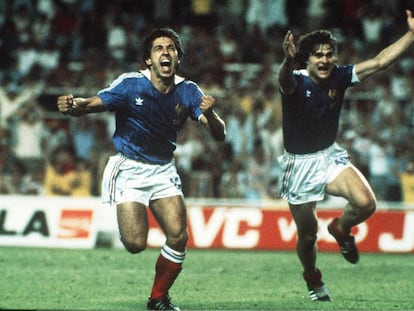 Alain Giresse y Didier Six celebran el tercer gol de Francia ante Alemania en la pr&oacute;rroga de la semifinales del Mundial de Espa&ntilde;a 1982 en Sevilla.