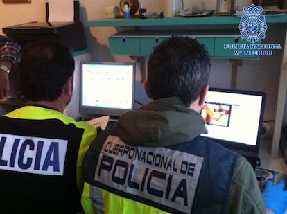 Agentes de la policía revisan el material incautado.