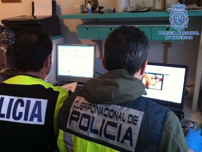 Agentes de la policía revisan el material incautado.