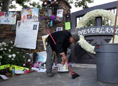 Los admiradores de Michael Jackson llenan la entrada de su rancho de velas, cartas de condolencia y ramos de flores