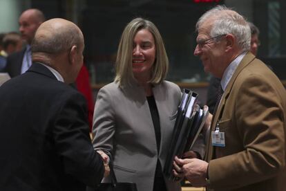 La Alta Representante de Política Exterior de la UE, Federica Mogherini, con los ministros de Asuntos Exteriores de España, Josep Borrell, y de Francia, el pasado lunes en Bruselas. (AP Photo/Francisco Seco)