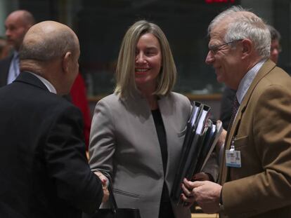 La Alta Representante de Política Exterior de la UE, Federica Mogherini, con los ministros de Asuntos Exteriores de España, Josep Borrell, y de Francia, el pasado lunes en Bruselas. (AP Photo/Francisco Seco)