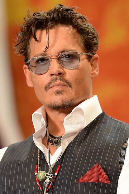 Johnny Depp -


El polémico actor siempre luce gafas de sol tintadas. Según contó él mismo en una entrevista con la revista Rolling Stone, el motivo es que Depp está básicamente ciego del ojo izquierdo y sufre problemas de visión desde el nacimiento, sin tratamiento posible. “Nunca he llegado a tener una vista adecuada. Todo está borroso”, declaró.