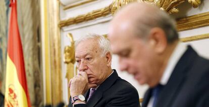 José Manuel García-Margallo (l) at the Foreign Ministry.