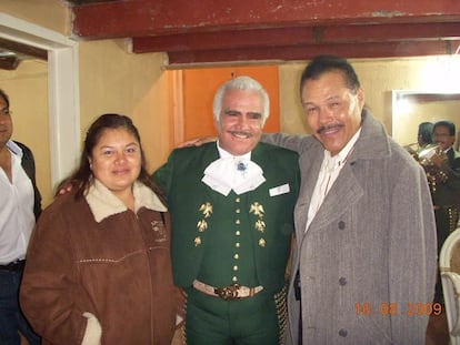 El compositor Manuel Eduardo Toscano, posa para un retrato con Vicente Fernández, padre de Alejandro Fernández.