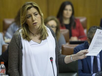 La presidenta andaluza, Susana D&iacute;az, muestra la carta remitida por el Ministerio de Hacienda 