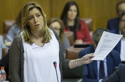 La presidenta andaluza, Susana Díaz, muestra la carta remitida por el Ministerio de Hacienda
