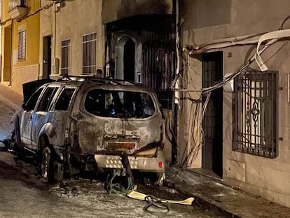 Fachada de la vivienda del alcalde de Navas de San Juan (Jaén) tras el incendio de la pasada madrugada, difundida en redes por el PSOE.