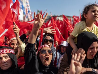 Istanbul (Turkey), 26/05/2023.- Supporters of Turkish President Recep Tayyip Erdogan attend his election campaign event in Istanbul, Turkey, 26 May 2023. The second round of presidential elections between Turkish President Recep Tayyip Erdogan and his challenger Kemal Kilicdaroglu, the leader of the opposition Republican People's Party (CHP), will be held on 28 May. (Elecciones, Turquía, Estanbul) EFE/EPA/ERDEM SAHIN
