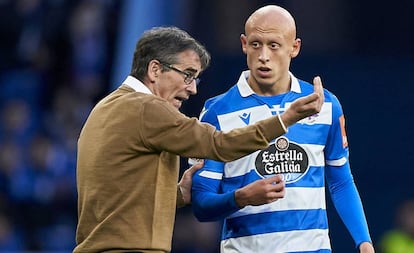 Fernando Vázquez le da instrucciones a Mollejo en un partido de Liga.