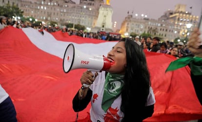 Simpatizantes del presidente de Perú, Martín Vizcarra, este jueves.