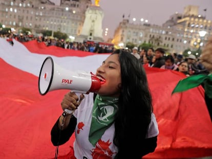 Simpatizantes del presidente de Perú, Martín Vizcarra, este jueves.