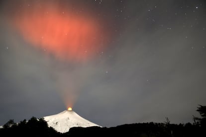 Una columna de humo se eleva desde el volcán Villarrica cerca de la ciudad chilena de Pucón.