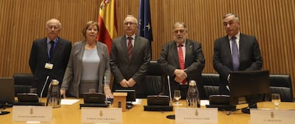 El presidente de Ibercaja, José Luis Aguirre Loaso; la presidenta de la Comisión de Seguimiento y Evaluación de los Acuerdos del Pacto de Toledo del Congreso, Celia Villalobos; el director general de Ordenación de la Seguridad Social, Miguel Ángel García Díaz; el presidente de la Asociación de exdiputados y exseneadores de las Cortes, Juan Van-Halen Acedo; y el director general de Funcas, Carlos Ocaña, durante la jornada sobre "Las pensiones de hoy y las pensiones del futuro", en el Congreso de los Diputados. 