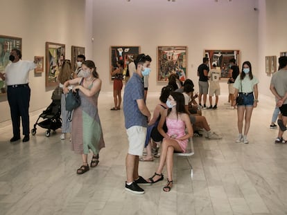 Un grupo de personas llena la sala de 'Las Meninas' del Museo Picasso de Barcelona de la calle Montcada, el pasado miércoles.