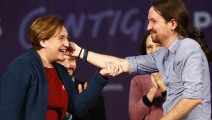 Pablo Iglesias y Ada Colau, este domingo en el mitin de Podemos en Madrid.