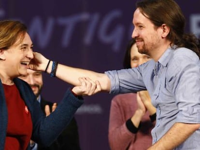 Pablo Iglesias y Ada Colau, este domingo en el mitin de Podemos en Madrid.