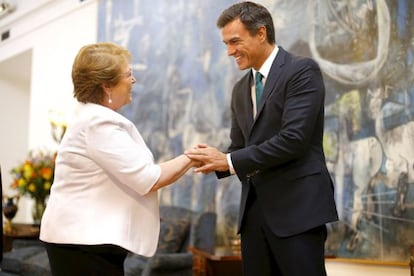 Michelle Bachelet recibe a Pedro Sánchez en el Palacio de la Moneda.