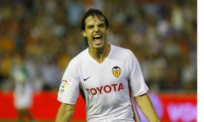 Morientes celebra su gol.