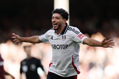 El futbolista del Fulham Raúl Jiménez durante el partido de la Premier League frente al Aston Villa FC en Craven Cottage en Londres, Inglaterra. El 19 de octubre de 2024.