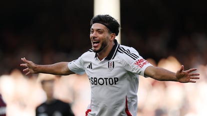 El futbolista del Fulham Raúl Jiménez durante el partido de la Premier League frente al Aston Villa FC en Craven Cottage en Londres, Inglaterra. El 19 de octubre de 2024.