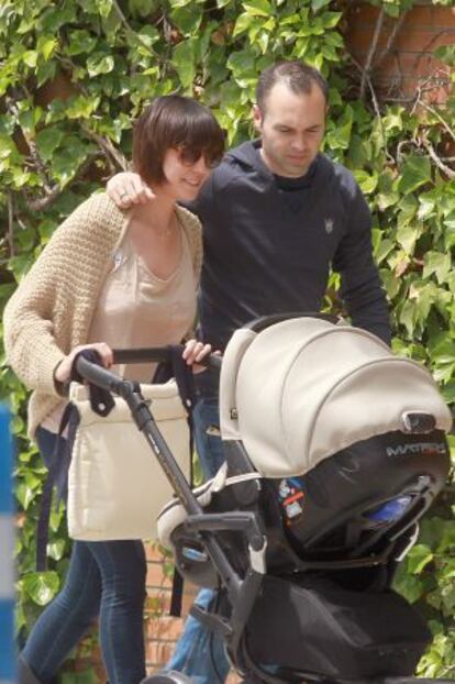 Andrés Iniesta, Ana Ortiz y su hija, en mayo de 2011.