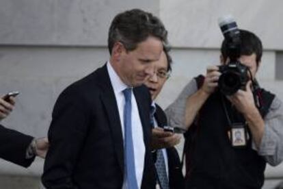 En la imagen, el secretario del Tesoro de EE.UU., Timothy Geithner (c).