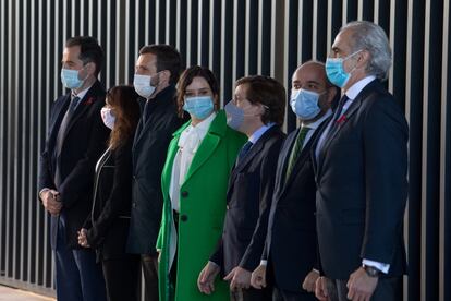 La presidenta de la Comunidad de Madrid, Isabel Díaz Ayuso (c), acompañada de la secretaria de Estado de Sanidad, Silvia Calzón (2i); el presidente del Partido Popular, Pablo Casado (3i); el alcalde de Madrid José Luis Martínez Almeida (3d), el vicepresidente regional,Ignacio Aguado (i) y el consejero de Sanidad de la Comunidad de Madrid, Enrique Ruiz Escudero (d), junto al cartel del nuevo hospital de Emergencias Enfermera Isabel Zendal que se ha inaugurado este martes.